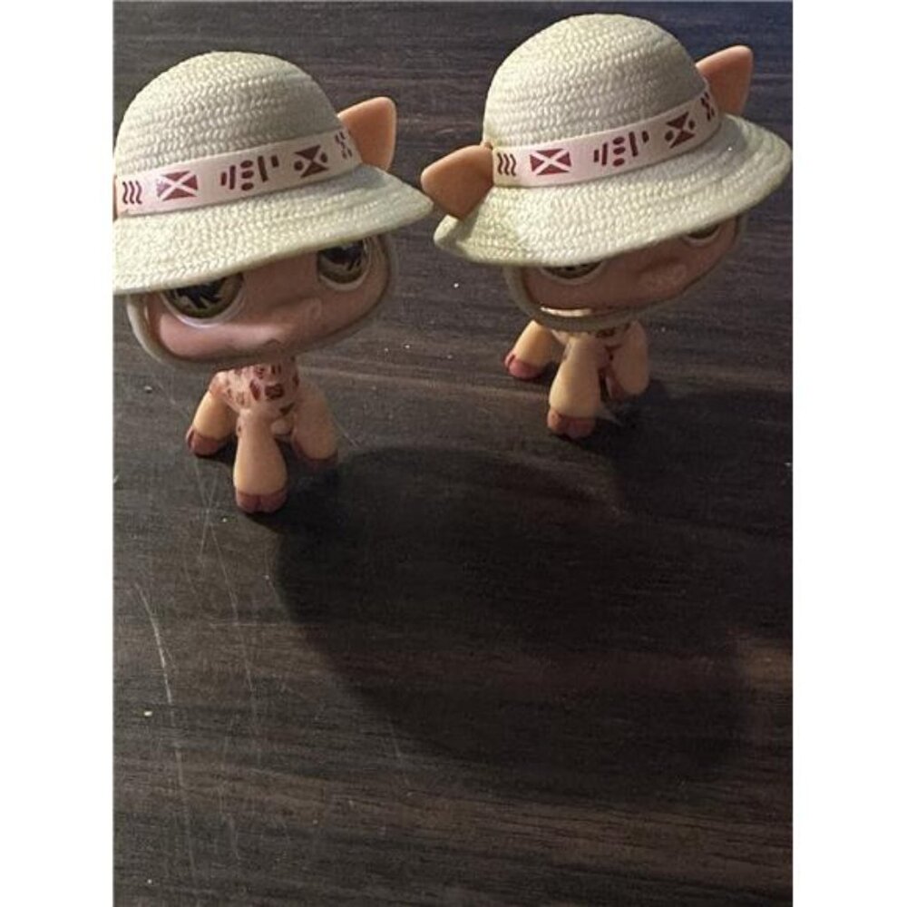 X2 Littlest Pet Shop LPS #902 Postcard Pets Giraffe With Safari Hat